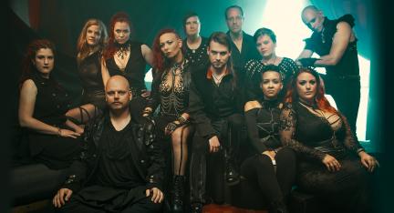 Eine Gruppe von 12 Menschen