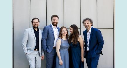 Die Gruppe Quintabulous stellt sich auf dem Foto in Konzertkleidung locker lächelnd dar. Das Foto-Copyright liegt bei Conrad Schmitz, 2024