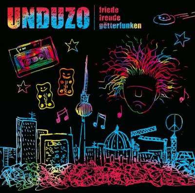 Auf dem Bild erkennt man, in bunten Farben, die Skyline einer fiktiven Stadt, mit einem Turm, der dem Berliner Fernsehturm ähnelt. Das Bild ist ein Kratzbild und verfügt über einen schwarzen Hintergrund, auf welchem bunte Linienbilder erkennbar sind. Über und neben dem Fernsehturm sind, ebenfalls in bunten Farben, Sterne, Ufos, Gummibärchen, Noten und eine Kassette abgebildet. Rechts, kann man einen Kopf, mit bunten, wirren Haaren sehen. Links oben kann man „UNDUZO“ und „FRIEDE, FREUDE, GÖTTERFUNKEN“ lesen.