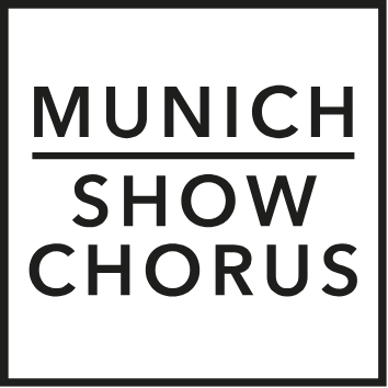 Das Bild zeigt das Logo des Munich Show Chorus. Es besteht aus einem schwarzen quadratischen Rahmen auf weißem Hintergrund, in dem in schwarzen Großbuchstaben Munich Show Chorus steht. Das Wort Munich ist schwarz unterstrichen.