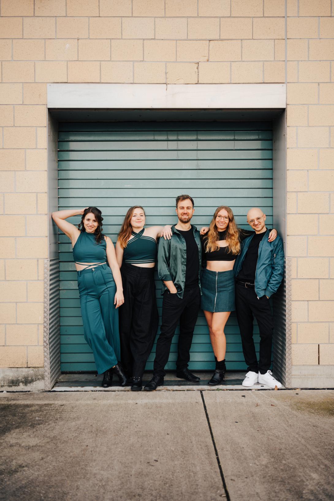 hier sind die 5 Sänger*innen von Noice. zu sehen