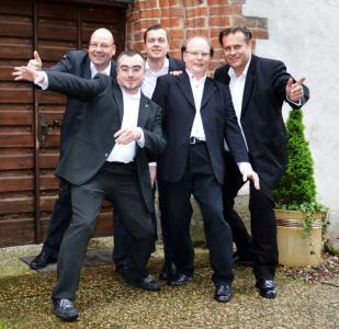 Neues  Gruppenfoto  Mai 2014. Vor der Marienkirche in Isernhagen.