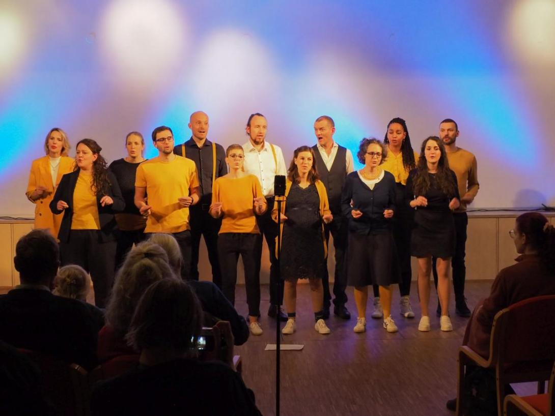 KlangWG 2024 bei ihrem Konzert klatschend und mit guter Laune auf der Bühne